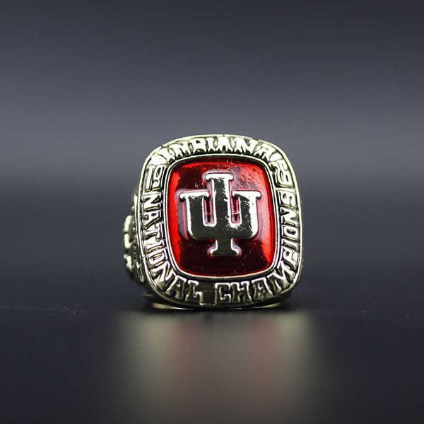 

1976 ncaa indiana university mountain man championship ring, Golden;silver
