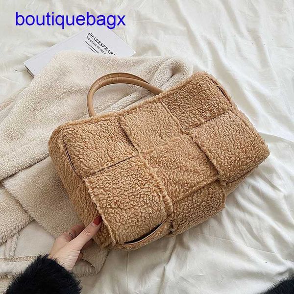 

luxury bottegss venetss arco evening bags online store and winter large capacity plush 2023 autumn new women's fashion commuter sh with