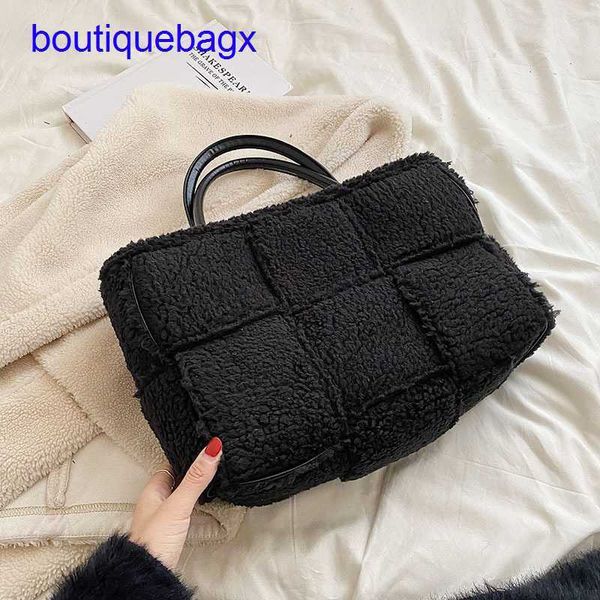 

luxury bottegss venetss arco evening bags online store 2023 autumn plush and winter large capacity new women's fashion commuter sh with