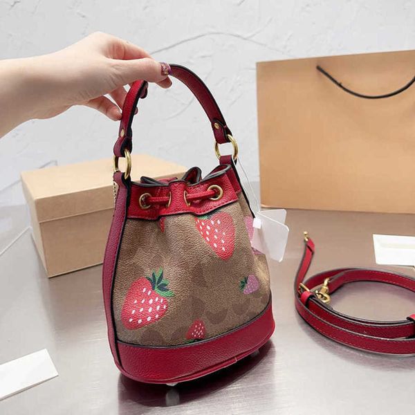 

shoulder bag crossbody designer bags handbag women elegant strawberry leather bucket bag large beach totes lady purse 230223