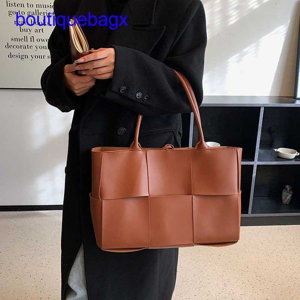 

luxury bottegss venetss arco evening bags online store simple woven women's handbags women 2023 winter new one shoulder large capa with