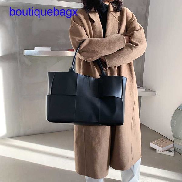 

luxury bottegss venetss arco evening bags online store new single 2023 big korean texture bag women's shoulder large capacity wove with