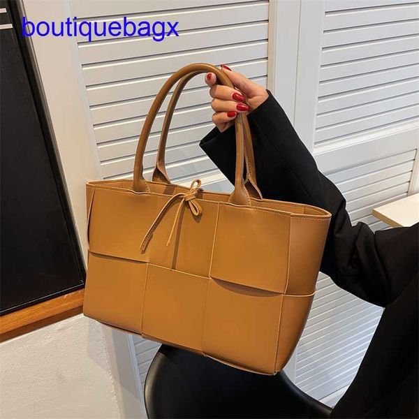 

luxury bottegss venetss arco evening bags online store 2023 spring knitting new high-capacity women's bag tote large lattice hand with
