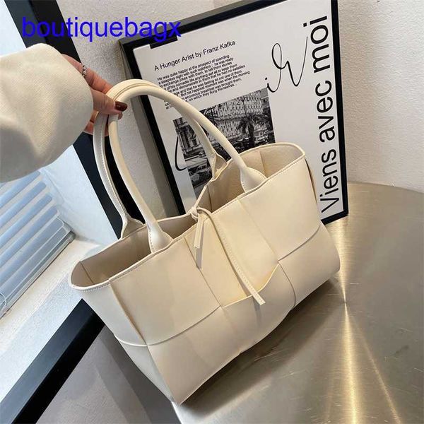 

luxury bottegss venetss arco evening bags online store tote 2023 spring knitting new high-capacity women's bag large lattice hand with