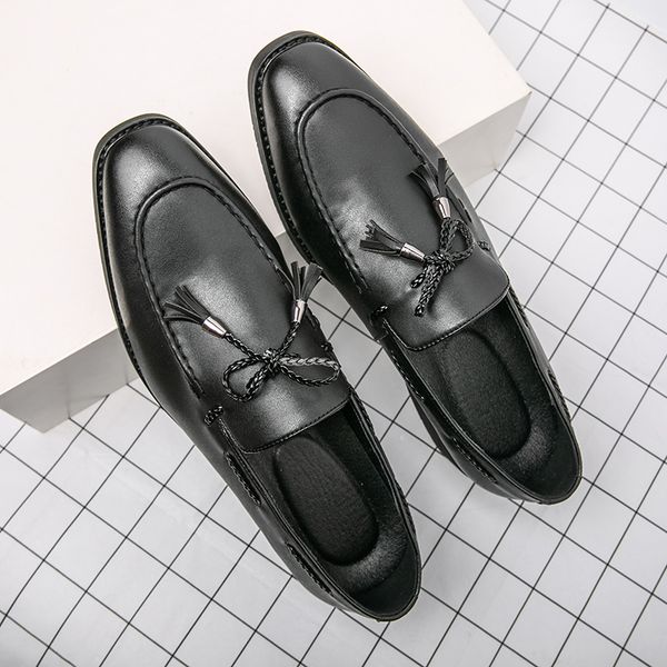 

men dress shoes banquet slip on fashion fringe male loafers pointed toe flats luxury original mens shoes office driving shoes, Black;white