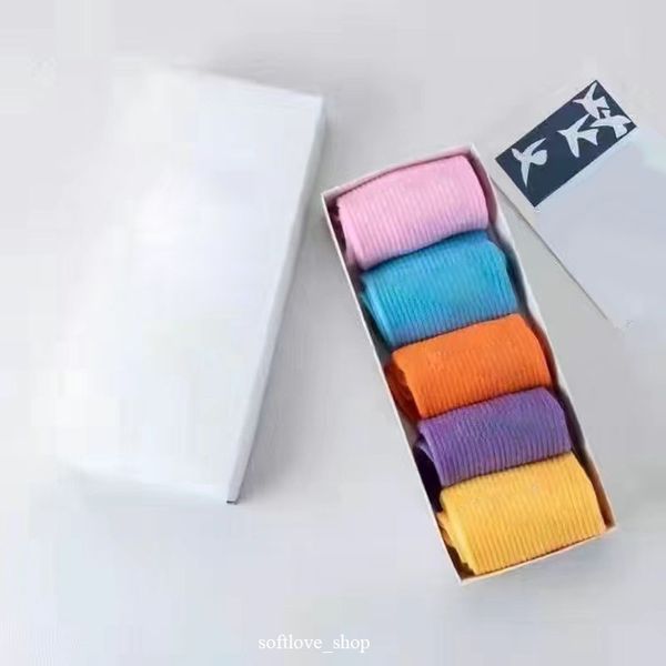 

design high-quality leisure socks with fashionable letter patterns in 10 colors of luxury women's medium stockings. pairs men's st, Black