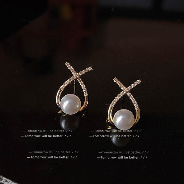 

korean new design triangle shape zircon pearl stud earrings for women simple fashion statement earrings wedding jewelry, Golden;silver