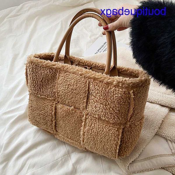 

luxury bottegss venetss arco evening bags online store bags 2023 winter new handbag hand women's bag fashion plush satchel with logo 6p