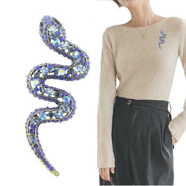 

pins brooches large rhinones hollow viper pyon brooch men's personality exaggerated creative cloing wi pinsl230315, Gray