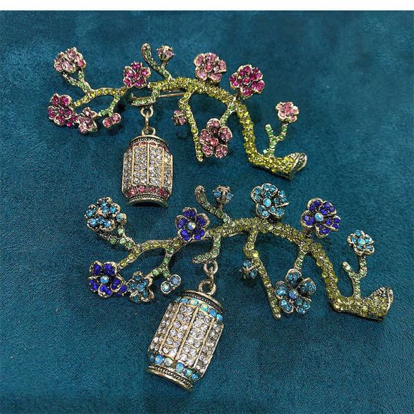 

pins brooches vintage rhinone lantern plum blossom brooches for women wedding office brooch pins new year jewelry gifts wholesalel230315, Gray