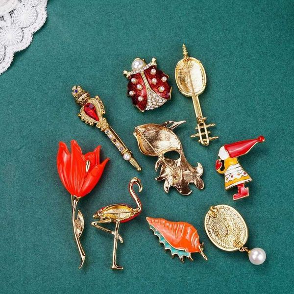 

pins brooches creative vintage plant flower baroque brooch red enamel pearl brooch pin woman girl party accessoriesl230315, Gray