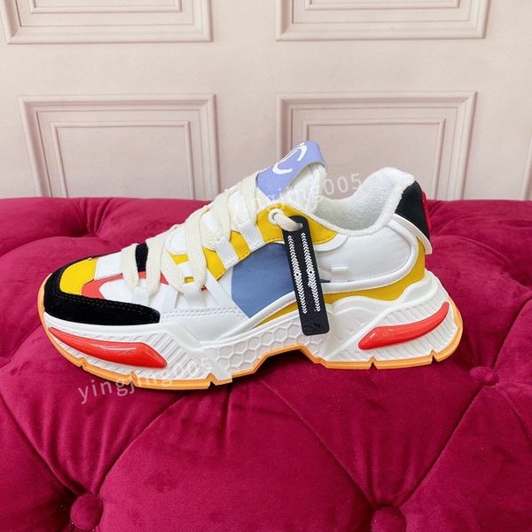 

2023 men perforated sneakers sporty shoes white black grey casual shoe for woman rubber sole trainer with triangle logo sneaker