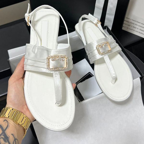 

23ss womens thong low heels sandals outdoor flip flops beach shoes adjustable ankle buckle slides quilted texture with strass slippers april, Black