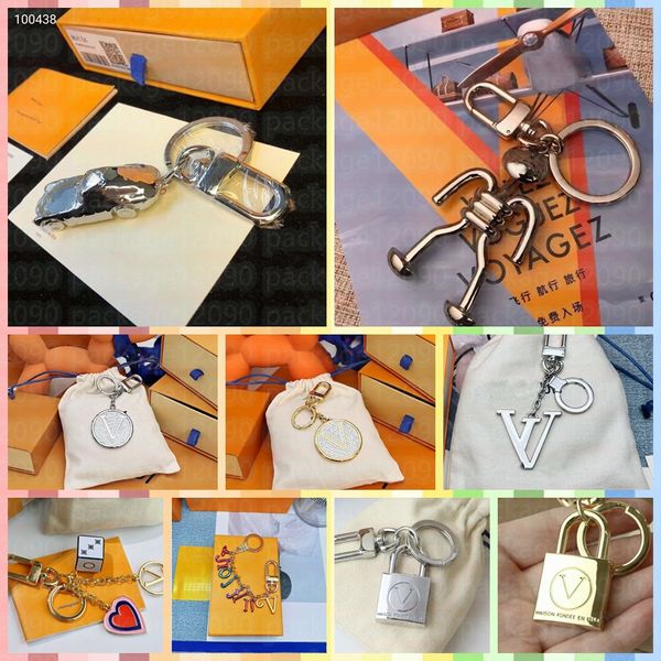 

2023 Top Quality Fashion Metal Keychain Buckle Letters Ss23 Car Design Handmade Leather Electronic Wallets Key Car Keychains Men Women Bag Pendants