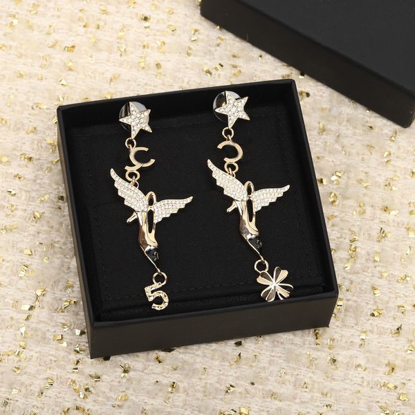 

2023 luxury quality charm shoes shape design drop earring with sparkliy diamond and black color have box stamp ps7617a, Golden