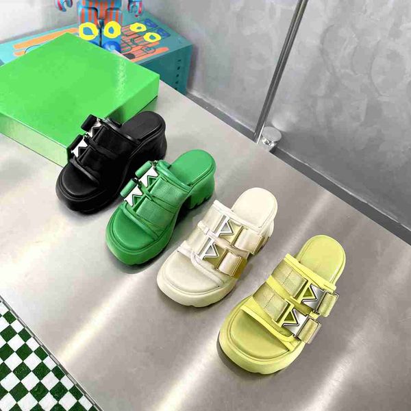 

new slippers flash sandals thick bottom flat black popular style fashionable wind makes people fall into the comfort of tarpaulin fabric hig