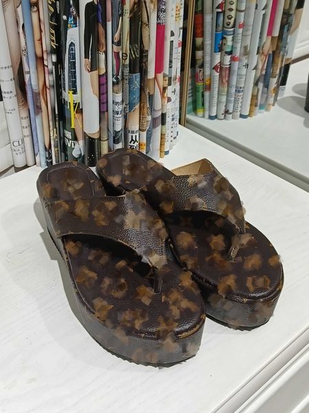 

2023 luxurys designers sandals for women classic brown flowers print slides flats leather rubber platform high heel thong flip flops beach s, Black