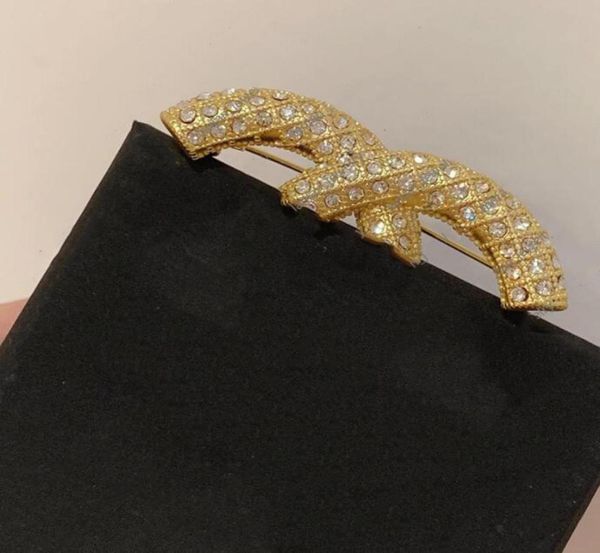 

brooch chjia classic double letter inlaid diamond pins fashion luxury jewelry whole designer broche jewelry for mens wom4893369, Gray