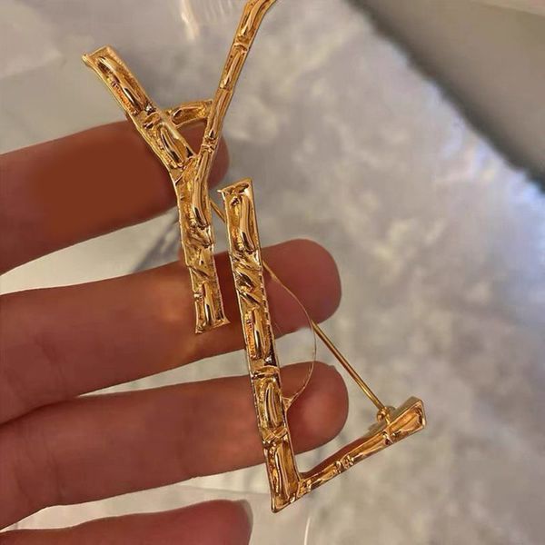 

iced out carving letters pattern large designer brooch make old effect vintage style broche woman coat pin shirt men luxury accessories broo, Gray