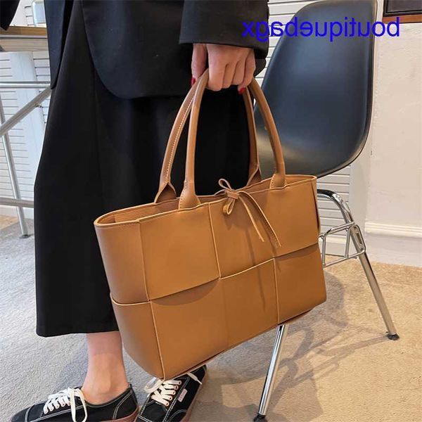 

luxury bottegss venetss arco evening bags online store 2023 large bag net new trendy foreign red style single shoulder women's cap with