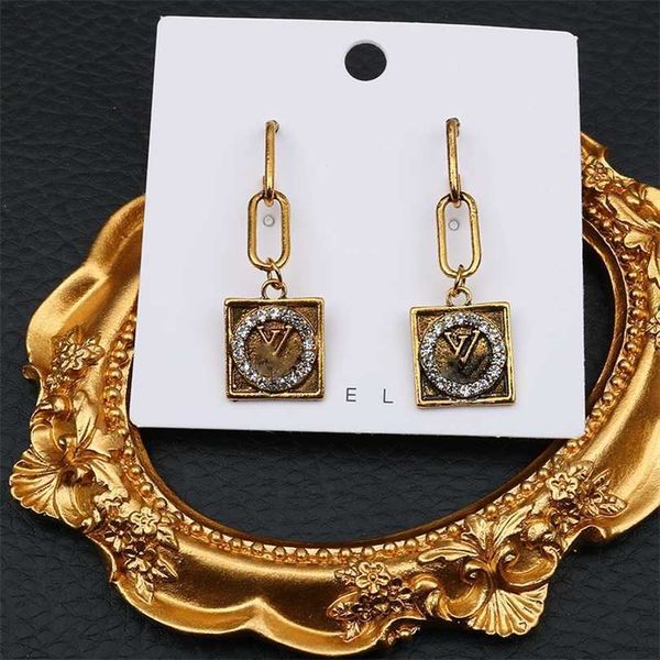 

2023 designer new personalized v family new geometric hollow fashion line inlaid with diamond acrylic earrings women's jewelry, Silver