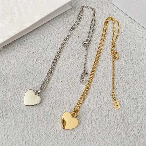 

2023 designer new b family three-dimensional love pendant necklace light luxury small design advanced sense ins peach heart clavicle chain, Black
