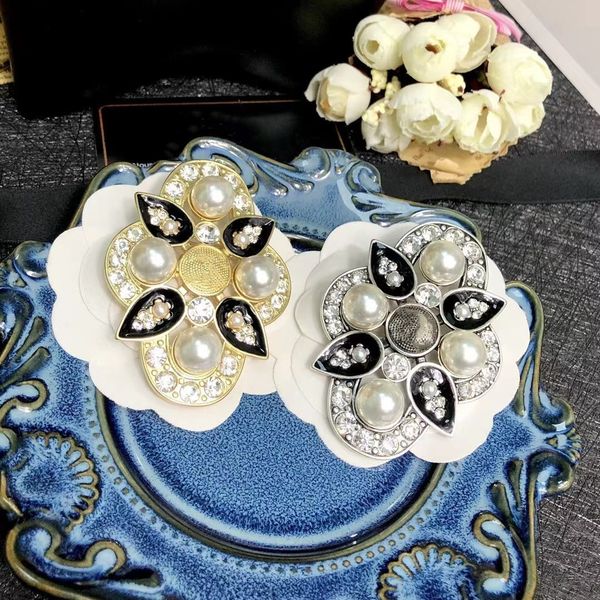 

brooches vintage brooch full of diamond pearls dripping oil, Gray