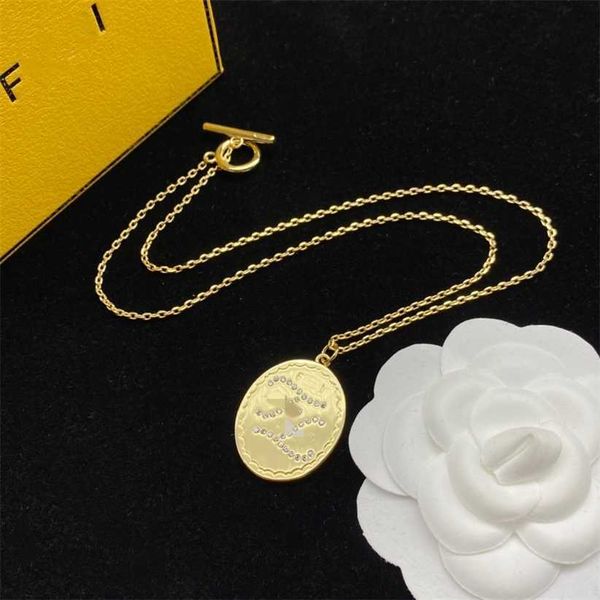 

2023 designer new inn's new round women's simple personality versatile letter f necklace pendant, Black