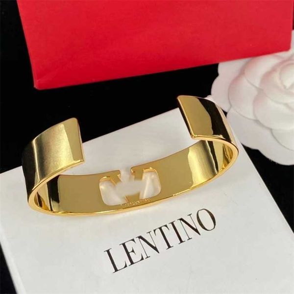 

2023 designer huaxx tianjia new business high grade brass material golden adjustable v-letter bracelet for lovers, Black