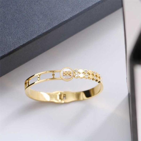 

2023 designer new titanium steel fritillaria inlaid geometric diamond hollowed out tb pattern spring open wind fashion bracelet, Black