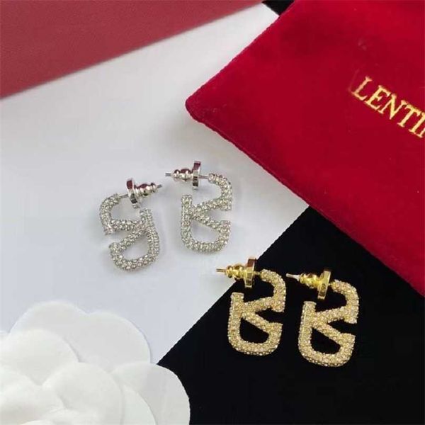 

2023 designer new temperament trend v letter rhinestone brass silver needle premium sense small design earrings, Golden