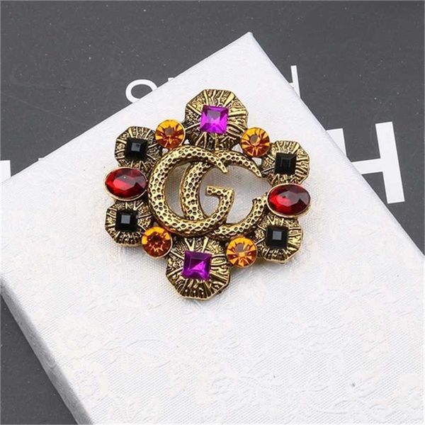 

2023 designer new fashion jewelry simple crystal brooch with label brooch, Gray
