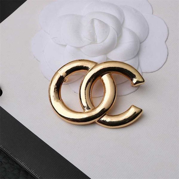 

2023 designer small fragrance simple atmosphere design versatile autumn and winter new brooch 0079, Silver