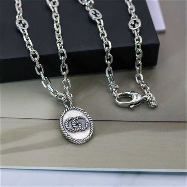 

2023 designer new fashion jewelry gu qi fashion trend years shaw war with the same thai silver double pendant necklace, oval card twist flow