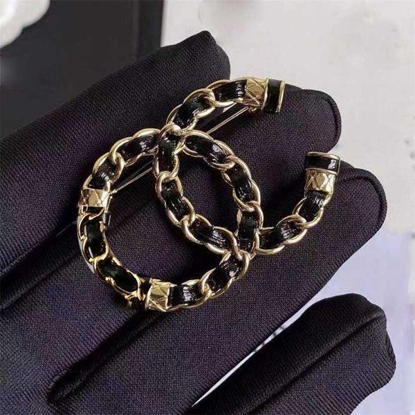 

2023 designer new french small fragrant brooch simple knitting leather dripping oil temperament celebrity net red pin suit accessories, Silver