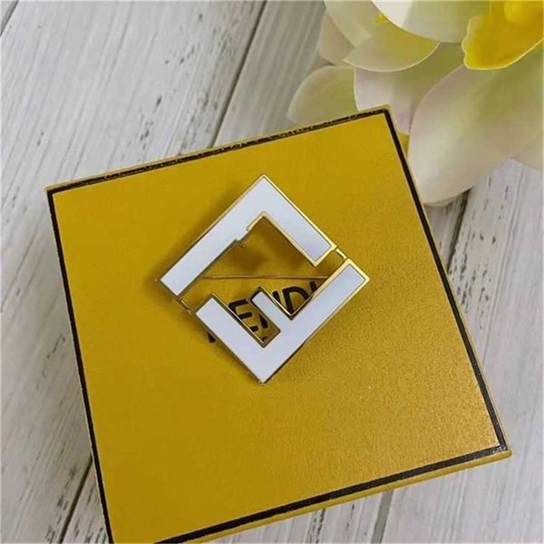 

2023 designer new fashion jewelry family classic letter brooch net red pin female, Gray