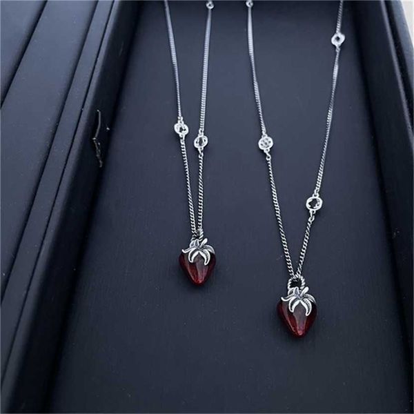

2023 designer new fashion jewelry 925 silver three-dimensional red enamel strawberry pendant ancient interlocking old chain body women'