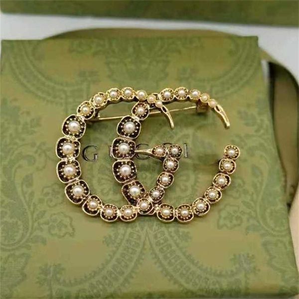 

2023 designer new jewelry double letter brooch simple fashion coat pearl brooch accessories, Gray