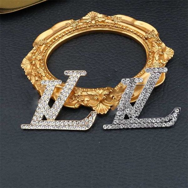 

2023 designer v new fashion electroplated gold silver inlaid rhinestone letter brooch