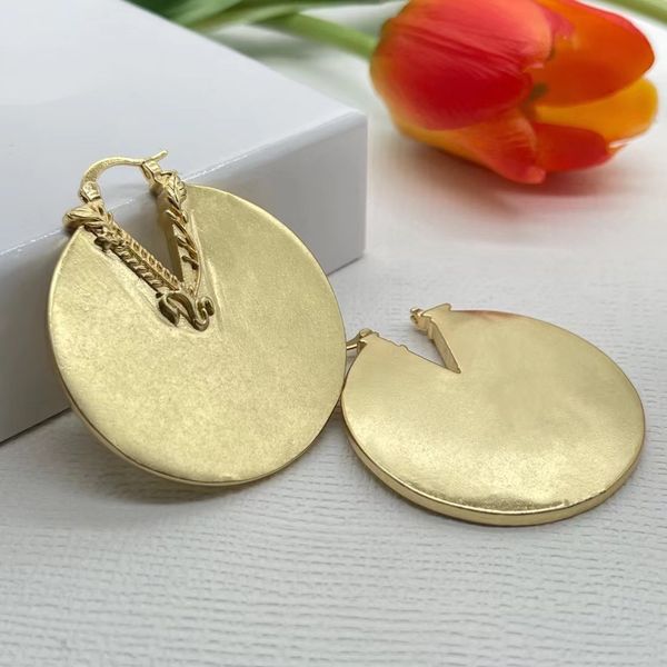 

charm round cake v letter simple wind earrings, Golden