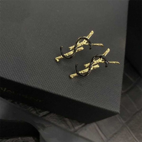 

2023 designer new french poplar forest star same black gold contrast letter earrings, Golden