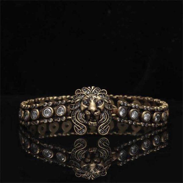 

2023 designer new jewelry series lion king alloy exaggerated heavy industry style stone inlaid domineering bracelet texture chain men, Black