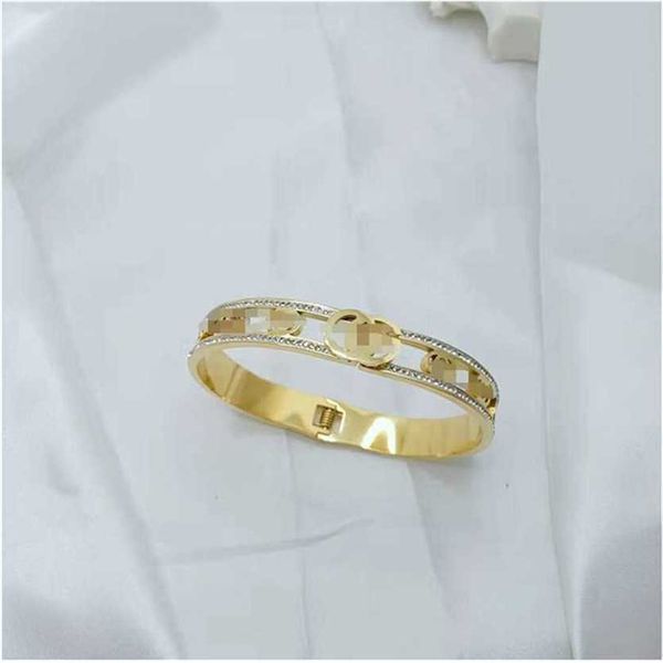 

2023 designer new jewelry advanced sense inlaid independent packaging bracelet fashion party dinner wear temperament bracelet, Black