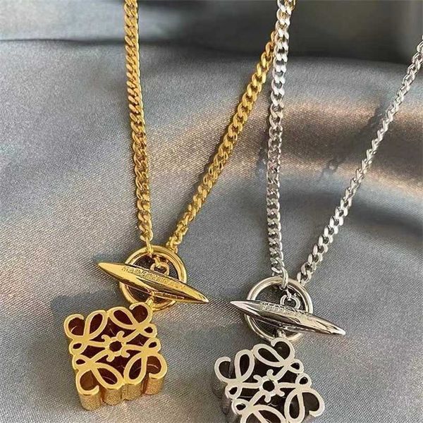 

2023 designer new gold wrapped silk 3d carved pendant light luxury geometric mooncake net red buckle necklace, Black