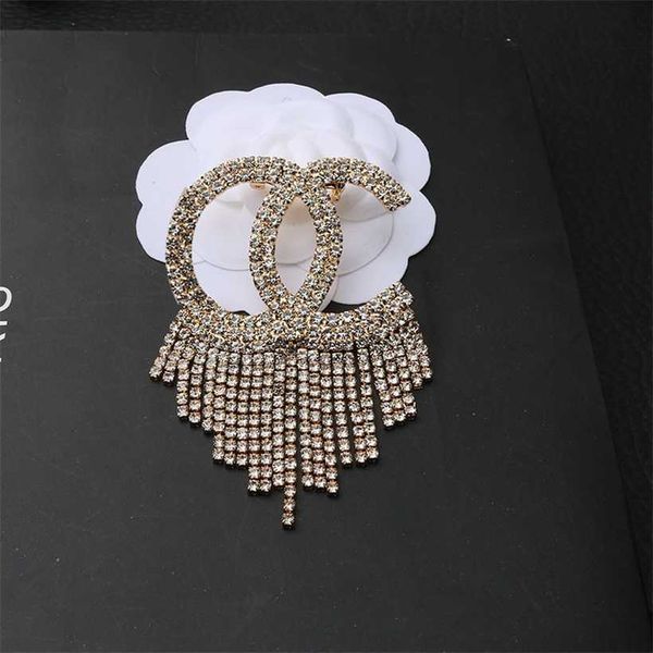 

2023 designer new fringe letter small fragrant breeze brooch simple a diamond pin wedding coat dress hat hahan accessories, Silver