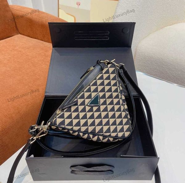 

two-in-one triangle shoulder bags designer leather crossbody wallet women classic outdoor sports storage tote famous brand shopping purses22