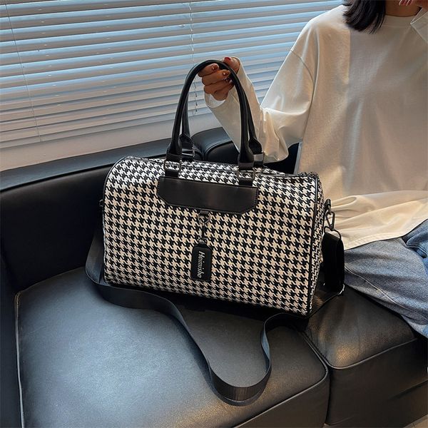

stuff sacks travel duffle bag large capacity women fitness sports dry and wet luxury hand luggage bag female designer weekend travel 230317