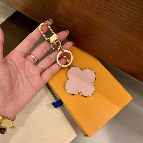 

designer four-leaf keychains lucky clover car key chain rings accessories fashion pu leather keychain buckle for men women hanging276v, Silver