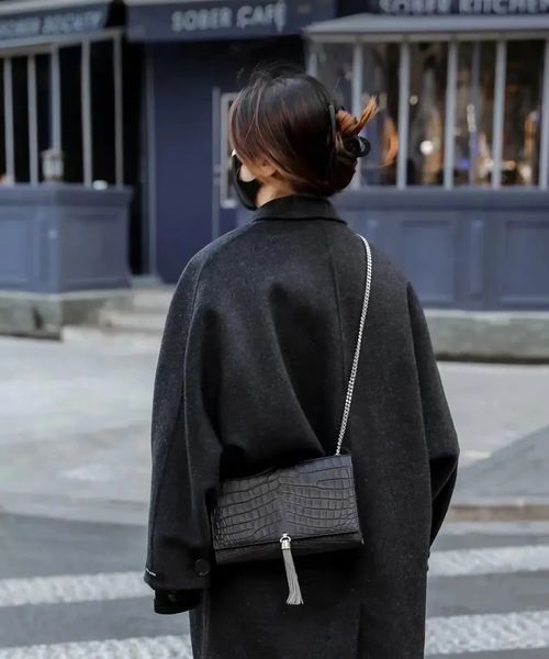 

designer bag button crocodile grain gold silver envelope bag chain tassel bag shoulder worn handbag fashion leather handbag