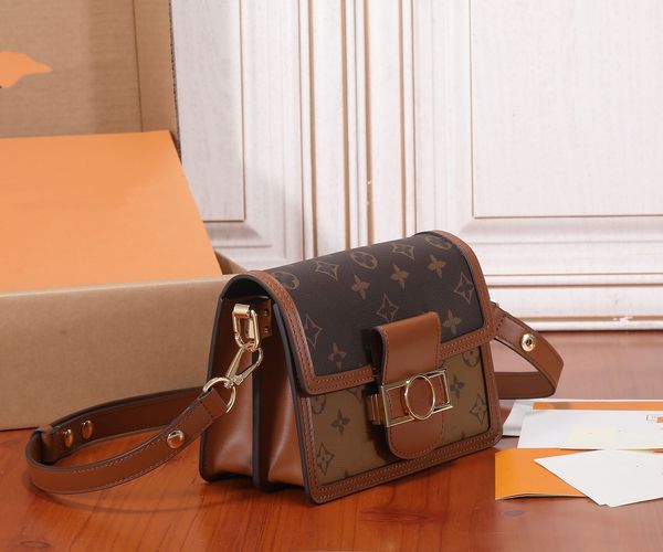 

shoulder bag inner compartment one back side inner sticker bag one shoulder strap removable and adjustable